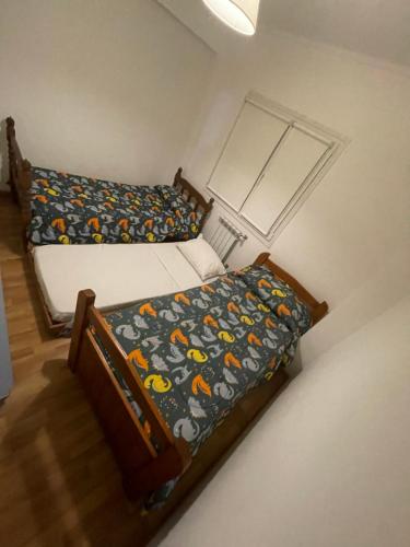 1 dormitorio con cama con edredón en Departamento para 5 personas con vista al mar en Necochea