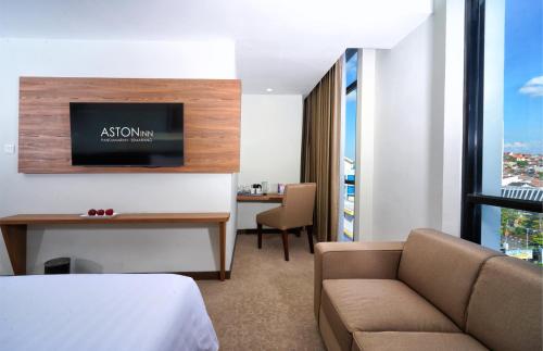 Televisyen dan/atau pusat hiburan di Aston Inn Pandanaran