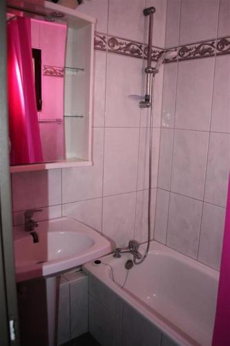 une salle de bain avec un lavabo, une baignoire et un miroir dans l'établissement Résidence Grenada - Appartement T2 Cabine 5 couchages LE BARCARES MAE-7954, au Barcarès
