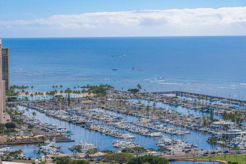 een luchtzicht op een jachthaven met boten in het water bij Sky Ala Moana 3305 condo in Honolulu