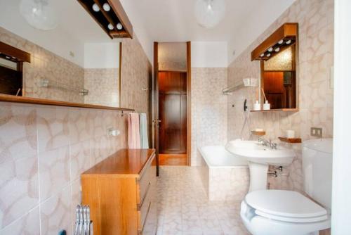 uma casa de banho com um WC, um lavatório e uma banheira em Appartamento 400 mt Stazione Linea S1 Milano em San Giuliano Milanese