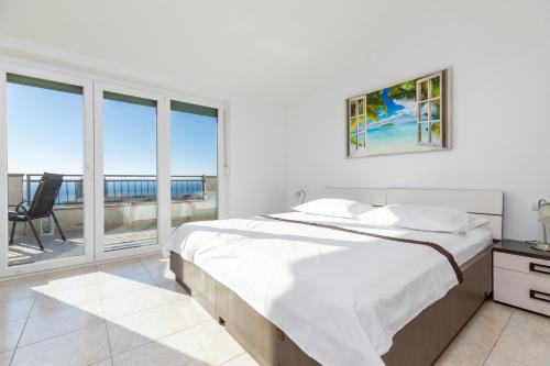 Apartments with parking space Makarska - 22017