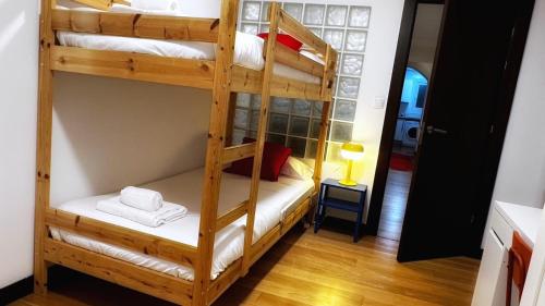 Habitación con litera y litera en una casa en Apartamento Ciudad Jardín con Tranquilidad y WiFi en Bilbao
