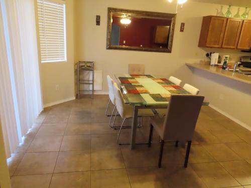 uma cozinha e sala de jantar com mesa e cadeiras em Beautiful, spacious home in ABQ em Albuquerque