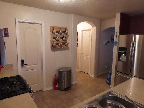 uma cozinha com um lavatório e um frigorífico em Beautiful, spacious home in ABQ em Albuquerque
