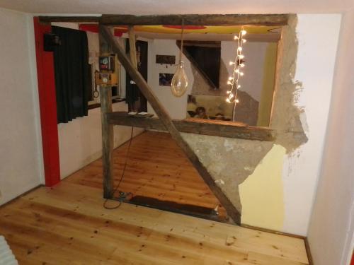 ein Zimmer mit einer Wand, die im Bau ist in der Unterkunft Zum stillen Himmelbett in Niederwiesa