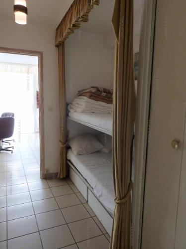une chambre avec un lit superposé dans une pièce dans l'établissement Résidence Héliopolis Bâtiment C - Héliopolis Bât. C studio 2 Pers. MAE-4414, au Cap d'Agde