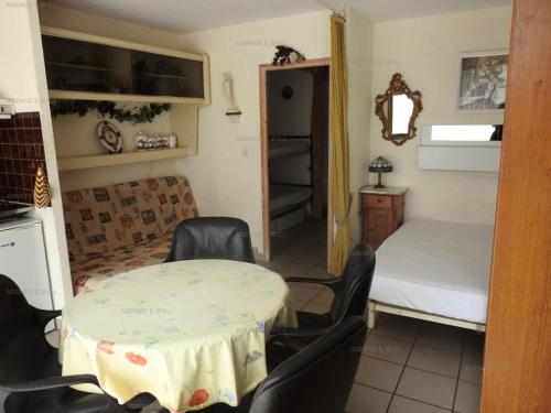 une pièce avec une table et des chaises et une chambre dans l'établissement Résidence Héliopolis Bâtiment C - Héliopolis Bât. C studio 2 Pers. MAE-4414, au Cap d'Agde