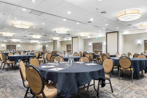 a banquet room with tables and chairs with blue table cloth at DoubleTree by Hilton Roseville Minneapolis in Roseville
