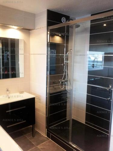 une salle de bain avec douche et lavabo dans l'établissement Résidence Héliopolis Bâtiment K - Studio 2 pers. CAP D'AGDE MAE-4534, au Cap d'Agde