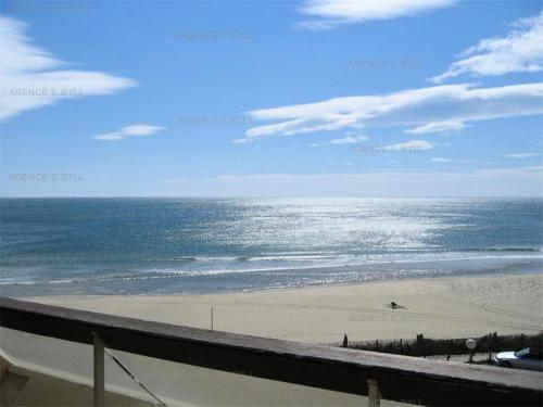 - une vue sur l'océan depuis le balcon de la plage dans l'établissement Résidence Héliopolis Bâtiment C - Héliopolis Bât. C studio 2 Pers. MAE-5474, au Cap d'Agde