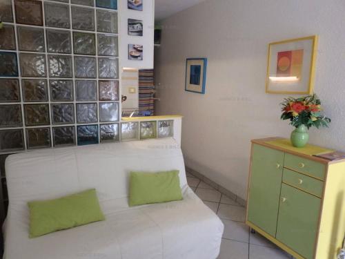 un salon avec un canapé blanc et une table dans l'établissement Résidence Port Nature Colline 2 - Studio 2 pers - Port Nature Colline 2 MAE-6184, au Cap d'Agde