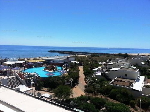 une vue aérienne d'un complexe avec piscine dans l'établissement Résidence Port Nature Colline 2 - Appartement T2- Port Nature Colline 2 Duplex MAE-2924, au Cap d'Agde