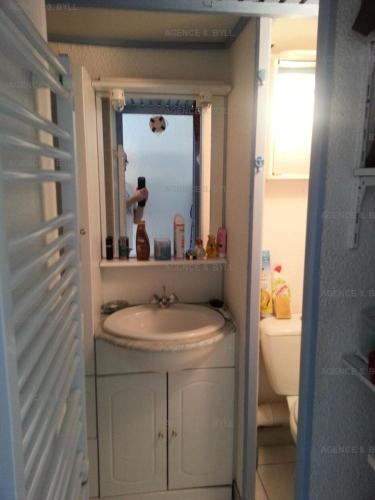 een badkamer met een wastafel, een spiegel en een toilet bij Résidence Port Nature Colline 2 - Studio pour 2 Personnes 191 in Cap d'Agde