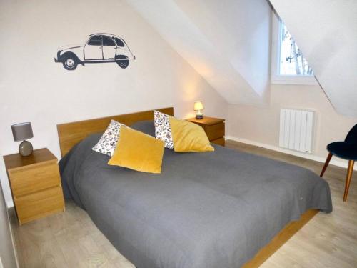 1 dormitorio con 1 cama con coche en la pared en Résidence Oustal - 3 Pièces pour 8 Personnes 354 en Barèges