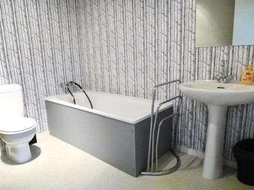 une salle de bain avec une baignoire, un lavabo et des toilettes dans l'établissement Résidence Oustal - Appartement duplex avec wifi dans le centre de Barèges MAE-8354, à Barèges