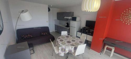 - un petit salon avec une table et des chaises dans l'établissement Résidence Héliopolis Bâtiment K - Héliopolis Bâtiment K appartement avec Chambre séparée 4 pers MAE-2854, au Cap d'Agde