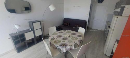 une pièce avec une table, une chaise et un miroir dans l'établissement Résidence Héliopolis Bâtiment K - Héliopolis Bâtiment K appartement avec Chambre séparée 4 pers MAE-2854, au Cap d'Agde