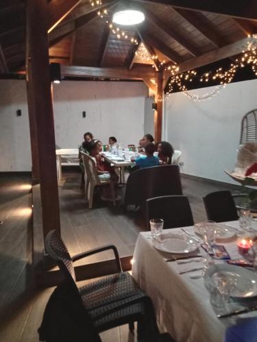 een groep mensen aan een tafel in een restaurant bij Casitas del sol in Boca Chica