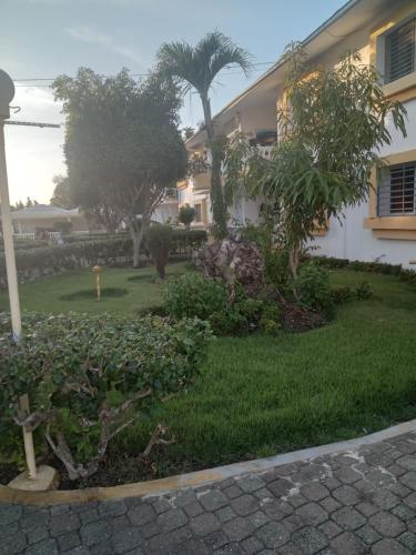 een tuin voor een huis met bomen bij Casitas del sol in Boca Chica