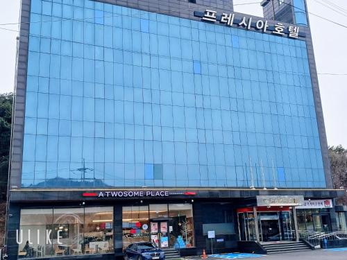 ein Gebäude mit Glasfenstern an der Seite in der Unterkunft Freshia Hotel in Incheon