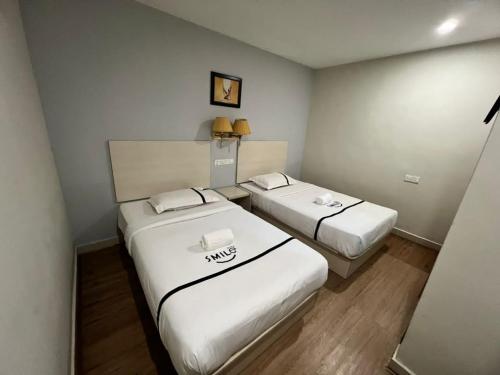 een kleine kamer met 2 bedden bij Seeds Hotel Cheras Maluri in Kuala Lumpur