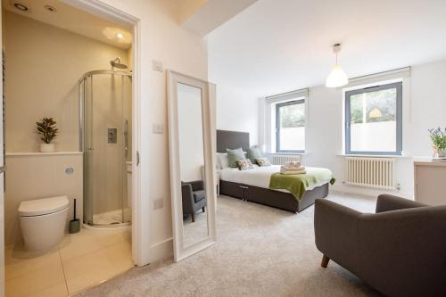 1 dormitorio con 1 cama y baño con ducha en Wild Roses Serviced Apartments - Borough, en Londres