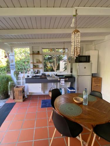uma cozinha e sala de jantar com mesa e cadeiras em Le Biabiany em Bouillante