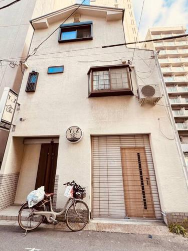 难波站 高岛屋步行5分钟 双层独栋别墅150平 4卧室3厕所2浴室 空间宽敞设施齐全 八阪神社步行1分钟 心斋桥 道顿堀 黑门市场 通天阁步行圈内