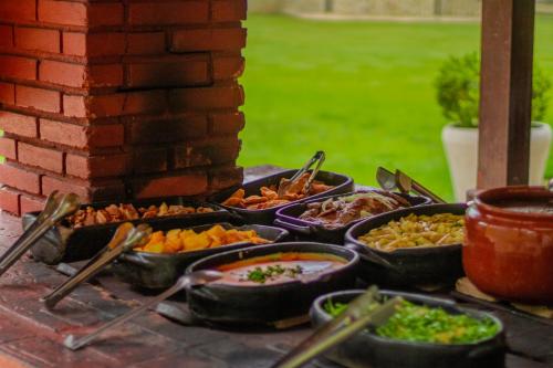 ein Buffet mit verschiedenen Speisen auf dem Tisch in der Unterkunft Hotel Estância Santa Isabel in Santa Isabel