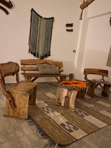 een kamer gevuld met houten meubels en een tapijt bij Anne's downtown in Dahab