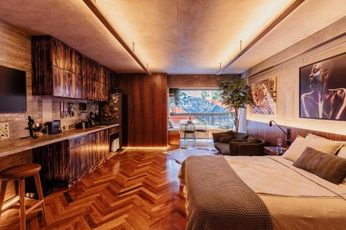 1 dormitorio con 1 cama y sala de estar en OBO Casa • Modern Lux Design Loft • Ipanema Beach, en Río de Janeiro