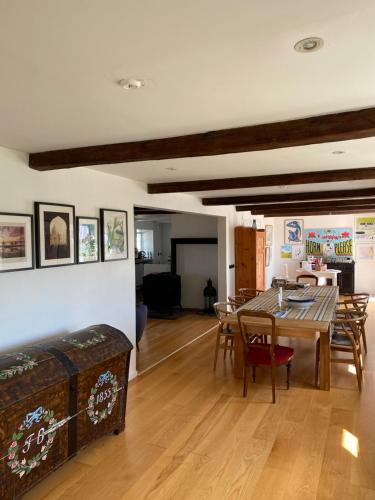 een eetkamer en een woonkamer met een tafel en stoelen bij Farmhouse near Malmö in Trelleborg