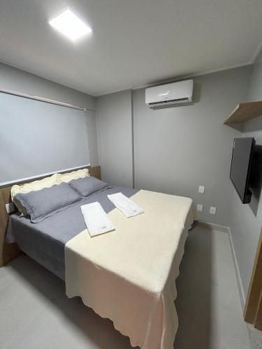 Tempat tidur dalam kamar di Apartamento Super Confortável