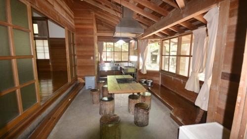 Tabino Camping Base Akiu Tree House - Vacation STAY 23966v في Yumoto: غرفة مع طاولة في منزل خشبي