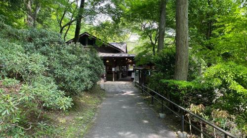 un camino que conduce a un edificio en el bosque en Tabino Camping Base Akiu Tree House - Vacation STAY 23966v, en Yumoto