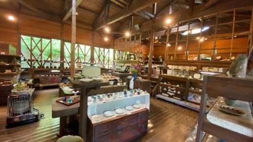 ein Laden mit vielen ausgestellten Artikeln in der Unterkunft Tabino Camping Base Akiu Tree House - Vacation STAY 23969v in Yumoto