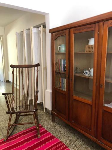 un armario de madera y una silla en una habitación en AlquilertemporarioGP en General Pico