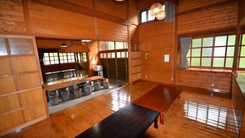 Yumoto的住宿－Tabino Camping Base Akiu Tree House - Vacation STAY 23972v，一间大房间,中间设有长凳