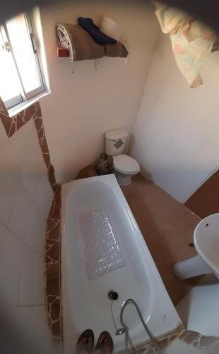 uma pequena casa de banho com banheira e WC em Domo Sol Del Valle em Horcon