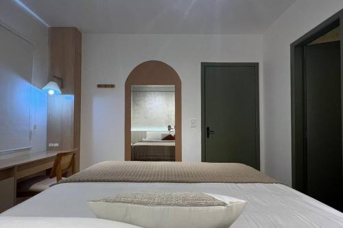 Een bed of bedden in een kamer bij Apartamento na Quadra do Mar com pisicina