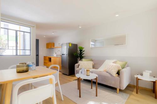 a living room with a couch and a table at Capitalia Nuevo Polanco in Mexico City