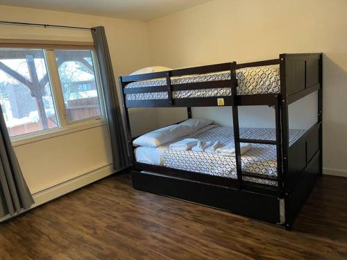 2 łóżka piętrowe w pokoju z oknem w obiekcie Sweet Campbell Home Anchorage Alaska w mieście Anchorage
