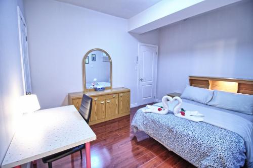 een slaapkamer met een bed en een spiegel bij Private Bathroom and a Free Parking in Vaughan