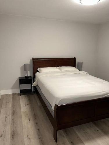 a bedroom with a large bed with white sheets at Downtown Deluxe in Sacramento