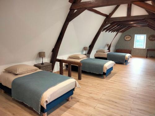 Postel nebo postele na pokoji v ubytování Maison familiale près du Zoo de la Flèche avec piscine chauffée, jardin et cheminée - FR-1-410-377