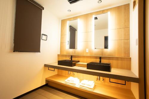 uma casa de banho com dois lavatórios e dois espelhos em Aristo Bldg 3rd floor - Vacation STAY 23025v em Nara