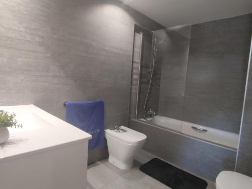 een badkamer met een toilet, een bad en een wastafel bij Apartamento Platja d'Aro, 2 dormitorios, 4 personas - ES-209-54 in Platja  d'Aro