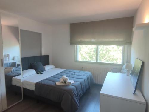 een slaapkamer met een bed met een teddybeer erop bij Apartamento Platja d'Aro, 2 dormitorios, 4 personas - ES-209-54 in Platja  d'Aro
