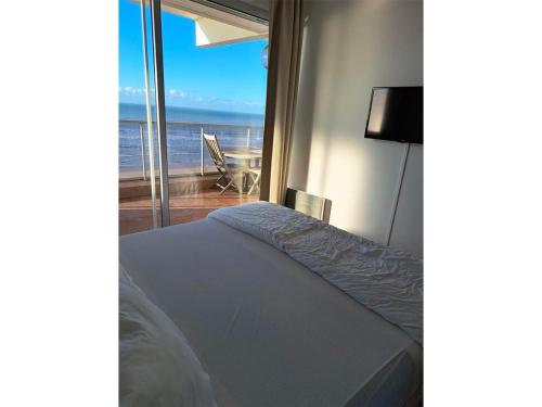 une chambre avec un lit et une vue sur l'océan dans l'établissement Appartement 2 Chambres - Dernier Étage - Terrasse Face Mer - Parking Sécurisé - FR-1-323-483, à Saint-Jean-de-Monts